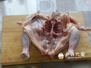 百吃不厌的重庆口水鸡,三黄鸡杀死后处理好内脏，用水冲洗干净