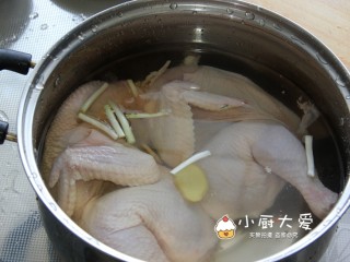 百吃不厌的重庆口水鸡,放入锅里，加生姜，葱，料酒中火煮开至五分钟左右（这个时间视鸡的大小决定，如果稍大的鸡，就时间长一点）