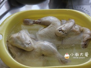 百吃不厌的重庆口水鸡,浸泡好鸡肉后捞出放入冷却的凉开水中过凉水保持鸡肉皮质细嫩紧滑。