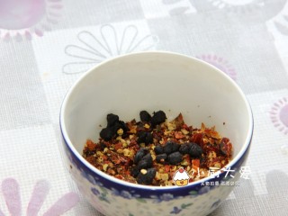 百吃不厌的重庆口水鸡,剁好的辣椒末放一个耐高温的碗里，加入适量豆豉