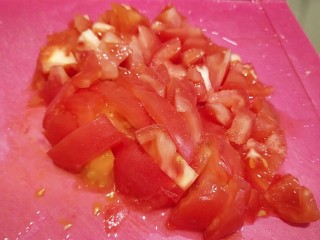 水晶豆腐番茄浓汤宝,番茄切成小块。