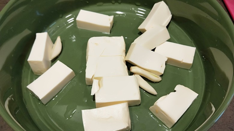 水晶豆腐番茄浓汤宝,豆腐切成块，人少放半块就可以了。