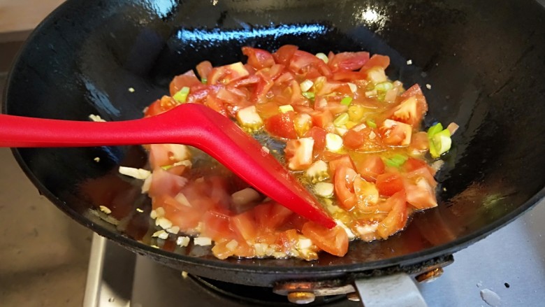 水晶豆腐番茄浓汤宝,放入番茄炒均匀。