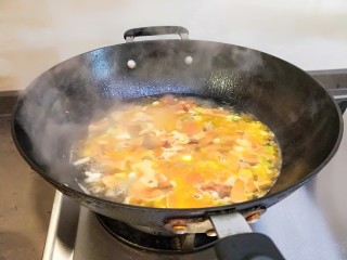水晶豆腐番茄浓汤宝,加入适量开水烧开。