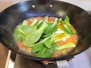 水晶豆腐番茄浓汤宝,最后放入小油菜。