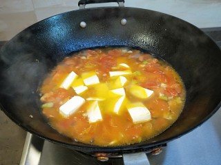 水晶豆腐番茄浓汤宝,倒入豆腐继续熬制。