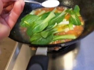水晶豆腐番茄浓汤宝,加适量盐。