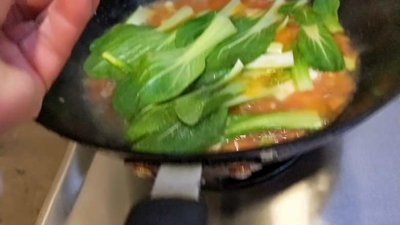 水晶豆腐番茄浓汤宝,加适量盐。