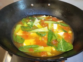 水晶豆腐番茄浓汤宝,在加入红薯淀粉，汤浓菜美。