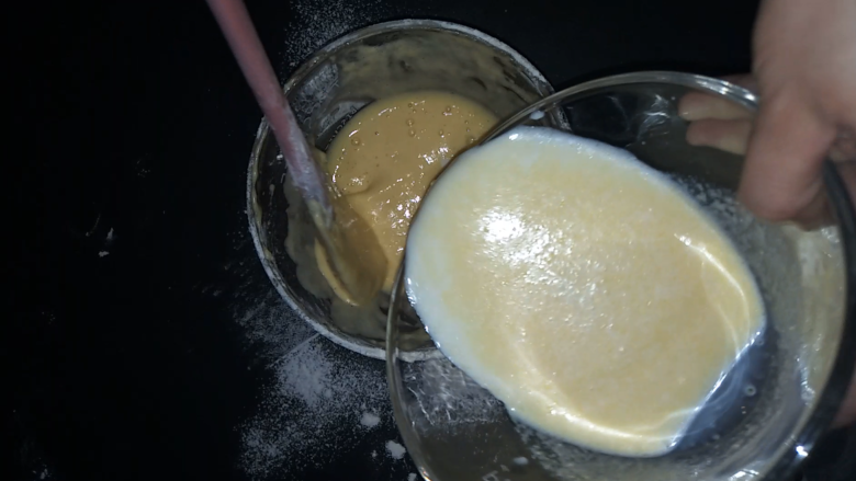 纸杯蛋糕，吃出了蛋挞的感觉！,将黄油牛奶倒入之前混合的面粉里。
再进行搅拌。