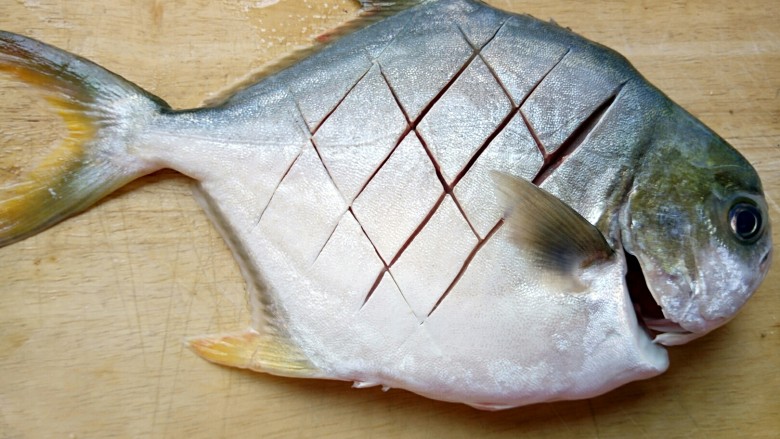 秘制红烧鲳鱼,反方向又斜切几刀，两面都要切，烹饪时更容易入味，切好如图片上。