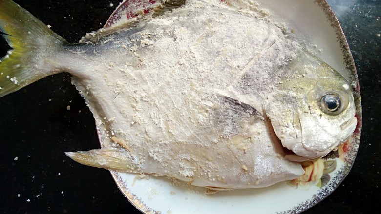秘制红烧鲳鱼,腌制好抹上一层淀粉