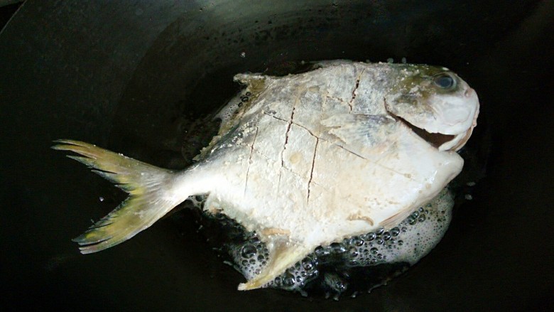 秘制红烧鲳鱼,煎鱼秘诀分享：油烧到五成热时，鱼下锅煎，煎2分钟后，转动锅时鱼能晃动，再翻面，这样鱼皮就不会破损，煎好的鱼外观漂亮。