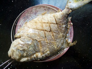 秘制红烧鲳鱼,捞出来沥干油