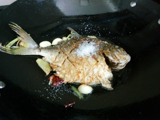 秘制红烧鲳鱼,加半勺白糖