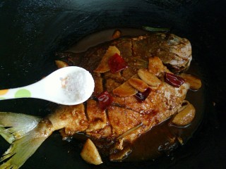 秘制红烧鲳鱼,收汁前，加少许盐调味。