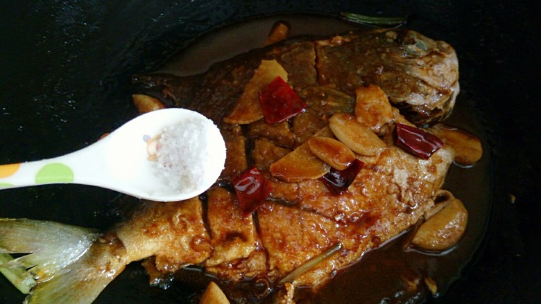 秘制红烧鲳鱼,收汁前，加少许盐调味。