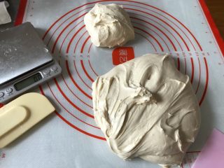 五谷桂圆软欧,拿出面团，取出240g面团留作欧包的外包皮，剩下的面团放入面包机