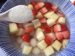 甜蜜的水果小汤圆,放入适量白糖或者蜂蜜