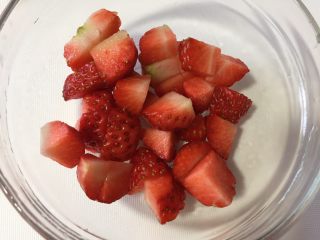 甜蜜的水果小汤圆,草莓沥干切小丁