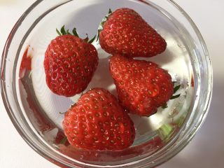 甜蜜的水果小汤圆,草莓洗干净用盐水浸泡