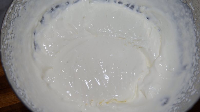 酸奶慕斯,将搅拌好酸奶糊过筛到淡奶油中，
	