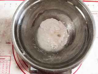 水晶汤圆,木薯粉慢慢加入开水，边加水边搅拌，