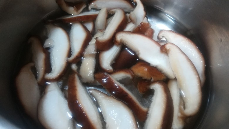 香菇炒青菜,用沸水烫软后，捞出沥干水分待用。