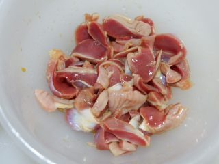蒜苔炒鸡胗,将鸡胗用手抓匀，腌制15分钟。