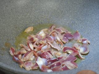 蒜苔炒鸡胗,锅中热油，先将腌制好的鸡胗放进去