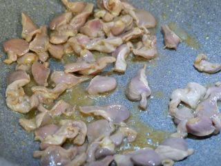 蒜苔炒鸡胗,快速的煸炒至发白断生捞出备用。
