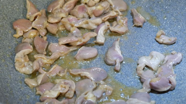 蒜苔炒鸡胗,快速的煸炒至发白断生捞出备用。
