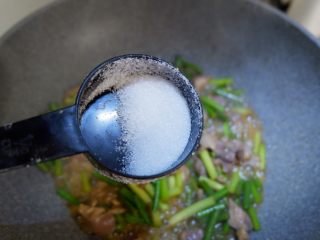 蒜苔炒鸡胗,最后根据个人口味加入少许白糖和盐调味