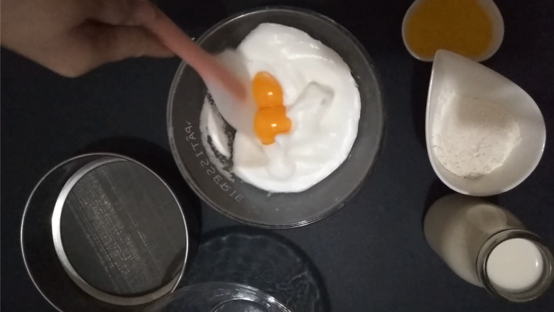 纸杯蛋糕，吃出了蛋挞的感觉！,将蛋黄加入打发的蛋清里，用刮刀进行搅拌。