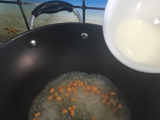 酿苦瓜,汤汁烧开加少许红辣椒丁增色 倒入适量水淀粉