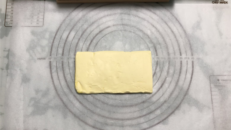 网红脏脏包,准备裹入黄油，我用的是片状黄油，尺寸为8CM*16CM。