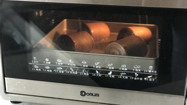 网红脏脏包,放入上180度下175度预热好的东菱岩烤烤箱人烘烤20分钟左右。