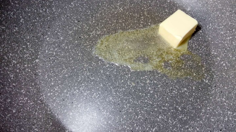 黑芝麻杏仁牛轧糖,熬糖一定要用不沾锅哦，最好用硬一点的硅胶铲方便操作。锅里放入称量好的黄油。
