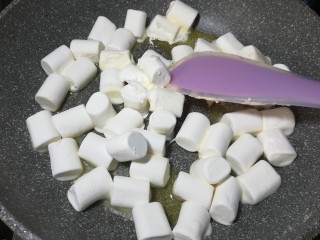 黑芝麻杏仁牛轧糖,待黄油融化后放入棉花糖。