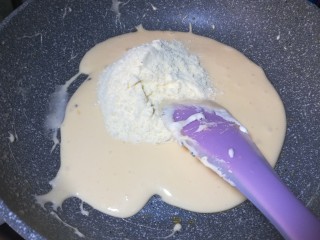 黑芝麻杏仁牛轧糖,加入奶粉。