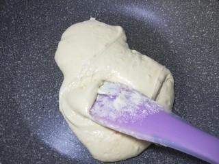 黑芝麻杏仁牛轧糖,耐心拌匀到至奶粉完全融化，完全混匀之后，就可以关火了。