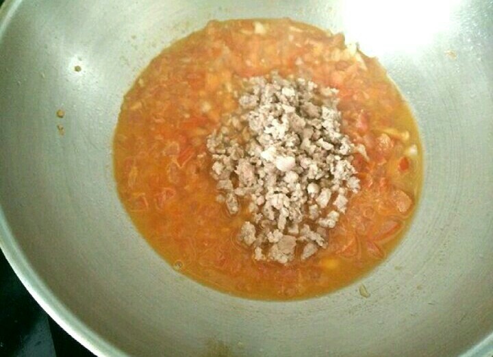 茄汁肉沫豆腐,待水烧开后加入猪肉翻炒均匀。