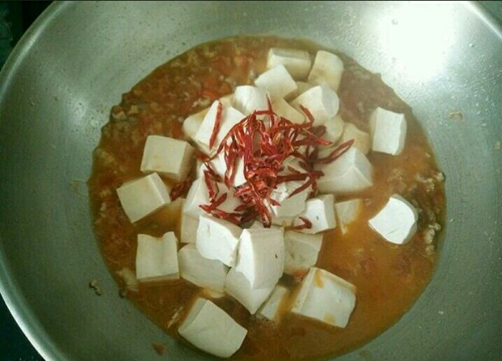 茄汁肉沫豆腐,加入干辣椒丝，轻轻翻炒均匀。