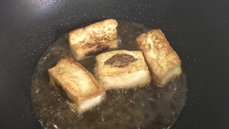 酿豆腐,煮5分钟左右使豆腐入味 中途翻面