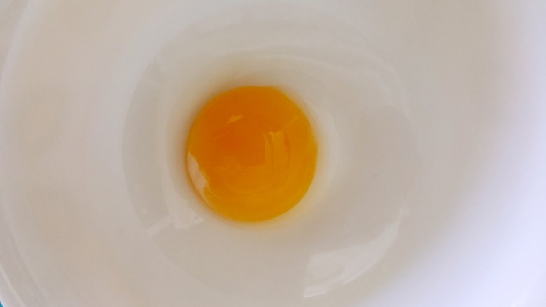 伪蛋黄酥～红薯豆沙球,鸡蛋打散只留蛋黄