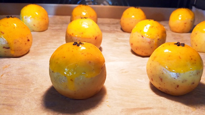 伪蛋黄酥～红薯豆沙球,把做好的红薯豆沙球放进预热好的烤箱里面，170度上下火10分钟左右（喜欢外皮硬一点的可以延长烤制时间）