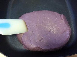 花朵香芋包,不粘锅内加入黄油、淡奶油、砂糖跟压碎的香芋泥，一起炒干，香芋泥不粘刮棒即可，为了颜色更好看些，我加了紫薯粉一起翻炒，喜欢原色的也可以不加