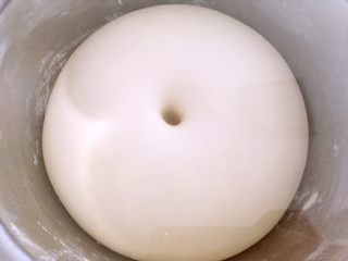 花朵香芋包,发酵好的面团手指按下去有个圆圆的洞，不会弹即可