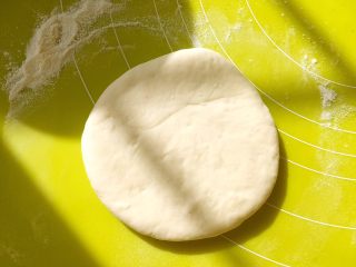 花朵香芋包,取一份原色面团，揉均匀后撒点干粉，擀成圆片