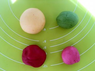 花朵香芋包,取四份小面团，一点点就够啦，分别加入南瓜粉，甜菜根粉跟菠菜粉，揉成4个颜色的面团，做表面装饰的花朵